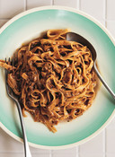 Porciniragout met tagliatelle, knoflook, chili en peterselie