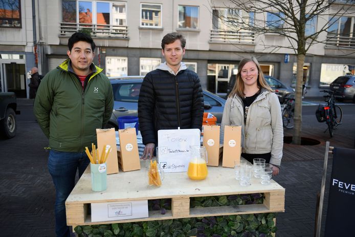 De UCLL-studenten scoren op de Leuvense vrijdagmarkt met hun milieuvriendelijke rietjes.