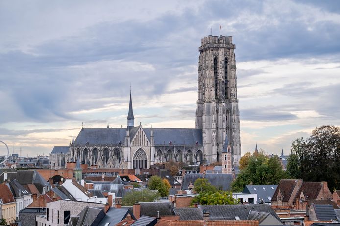 De Sint-Romboutstoren in Mechelen. De Predikherenkerk in diezelfde stad heeft een herbestemming als bibliotheek gekregen.