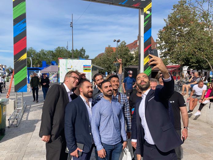 Staatssecretaris Sammy Mahdi maakt een selfie met de vrijwilligers en enkele leden van het Brugse stadsbestuur.