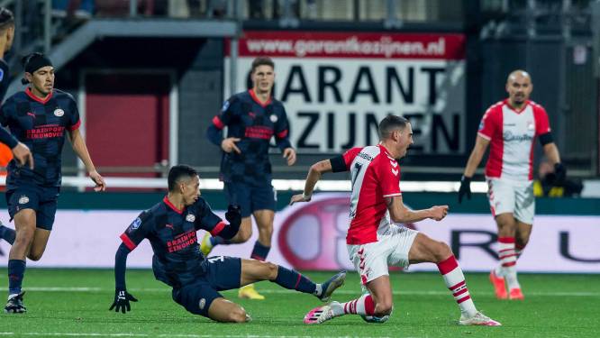PSV’er Mauro Júnior schopt Rui Mendes uit de wedstrijd met bizarre tackle in Emmen