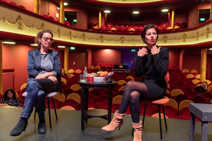 Staatsecretaris van Cultuur en Media Gunay Uslu (r) op bezoek bij de Kleine Komedie in Amsterdam. Naast haar zit Sanne Wallis de Vries.