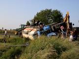 Trekker met giertank in berm na ongeval in Lienden