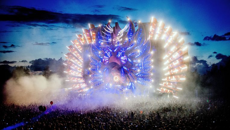 Een enorme lichtshow op het hoofdpodium tijdens de 21e editie van het dancefestival Mysteryland Beeld anp