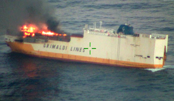 De Grande America raakte op drift na een grote brand aan boord. De vlammen raakten niet bedwongen en uiteindelijk zonk het vrachtschip. De gehele bemanning was al eerder in veiligheid gebracht.