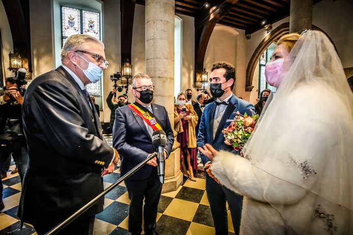 Prins Laurent in gesprek met Stefaan Maene en Karpova Lubov, terwijl burgemeester Dirk De fauw toekijkt.