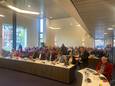 Een overvolle publieke tribune in de raadszaal van Berg en Dal bij het debat over de aanleg van een zonnepark bij Millingen en Kekerdom.