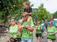 Merle van Gils geniet op de schouders van vader Rick van het onthaal door de wachtende menigte  bij de aankomst in Haghorst. Een sponsoractie bracht € 20.185 op.
