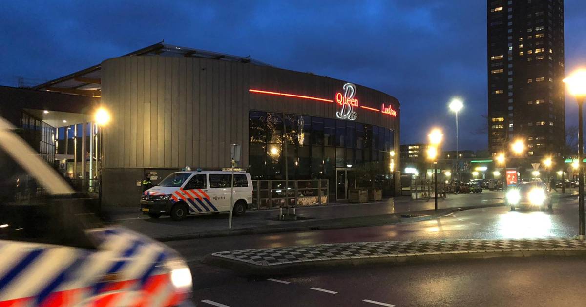 Eindhovenaar (30) aangehouden voor oproep tot rellen Winkelcentrum Woensel #Eindhoven politie grootschalig aanwezig .