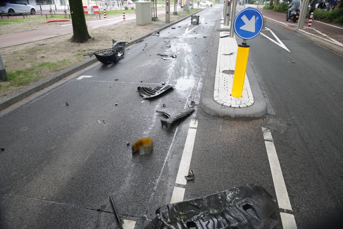 Onder meer de bumper, het kenteken en andere stukken auto lagen op de weg.