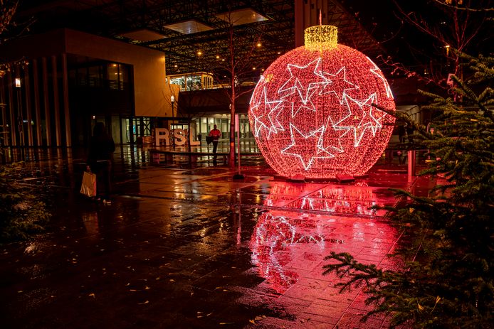 Je kan ook in de kerstballen om selfies te maken.