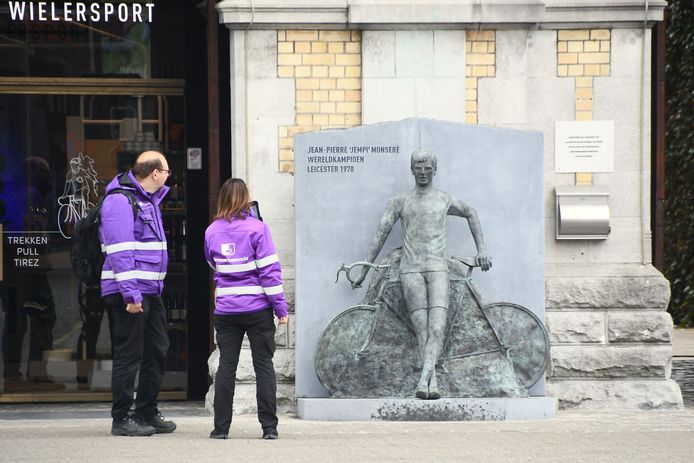 Van het standbeeld, gewijd aan de overleden wereldkampioen Jean-Pierre ‘Jempi’ Monseré’, naast de ingang van het wielermuseum KOERS in Roeselare, werd de helft van het stuur afgebroken.