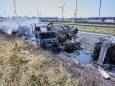 Grote brand na botsing tussen vrachtwagens op de A16, snelweg naar Breda tot zeker 22.00 uur dicht