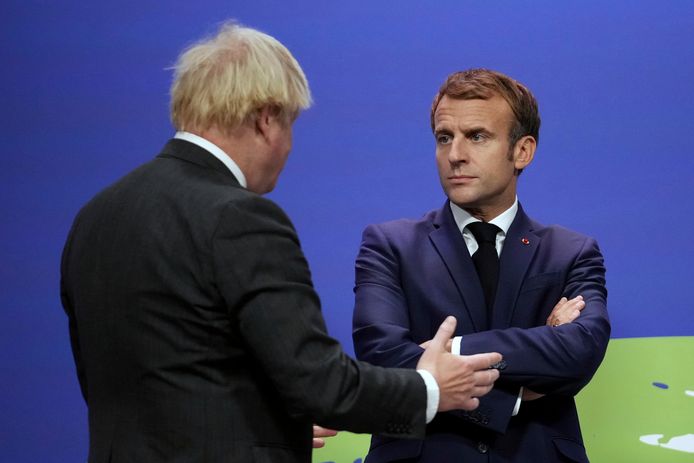 Boris Johnson (links) en Emmanuel Macron (rechts) bij de klimaattop in Glasgow.