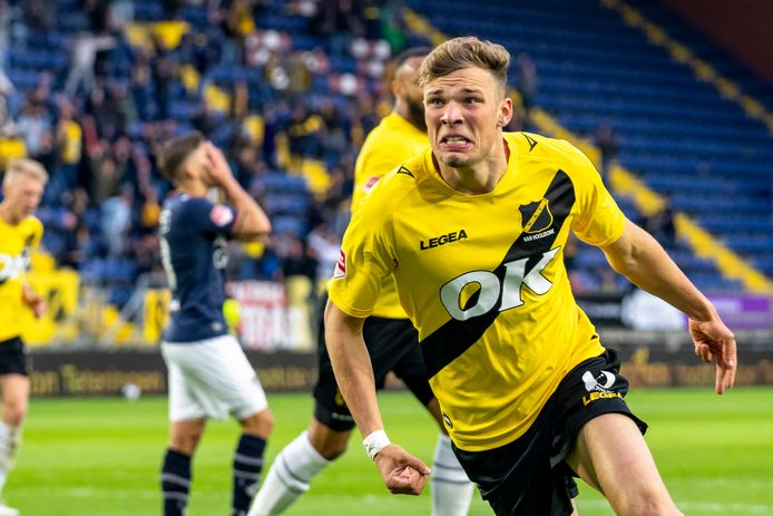 De adrenaline spuit uit zijn lichaam na de gelijkmaker tegen NEC in de finale van de play-offs. Het laatste doelpunt van Sydney van Hooijdonk als speler van NAC.