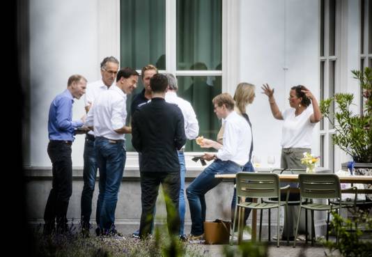 Bewindspersonen van het kabinet Rutte III tijdens een lunch in de tuin van het Catshuis voor een informele heisessie van het kabinet.