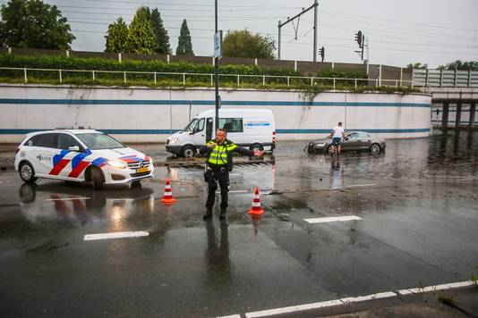 De politie begeleidt het verkeer in Helmond.