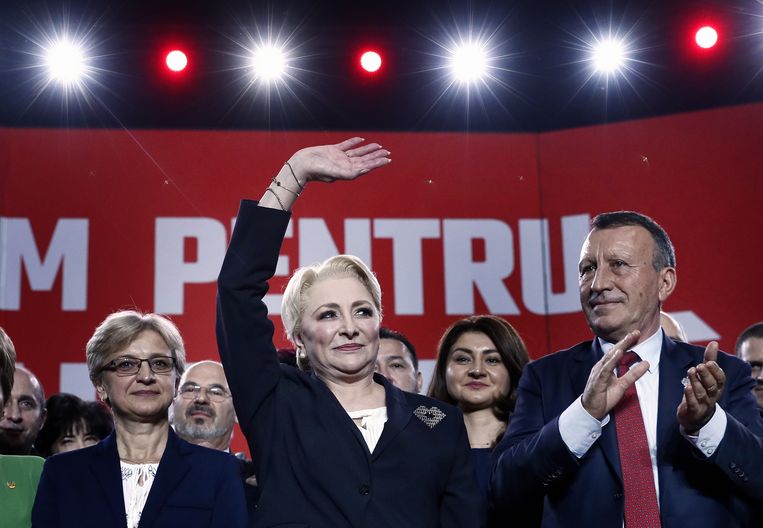 De demissionaire premier van Roemenië, Viorica Dancila, enkele dagen nadat haar regering met een motie van wantrouwen werd weggestuurd door het parlement.  Beeld EPA