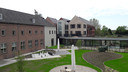 De binnentuin van Sint-Barbara is ook voor de kinderen van basisschool De Regenboog openbaar.