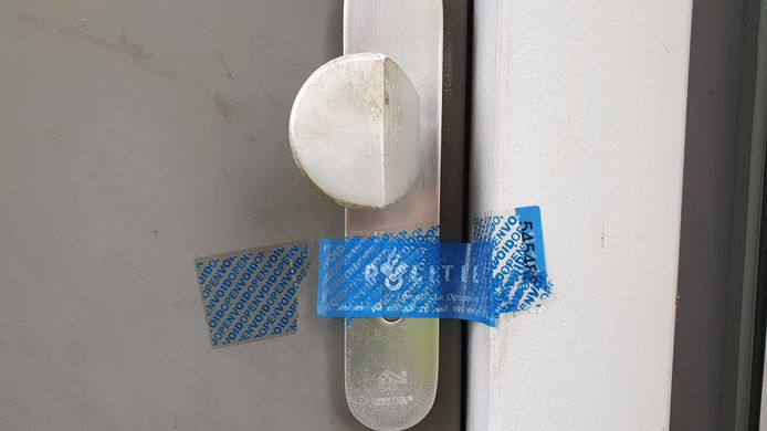De woning is nog altijd verzegeld door de politie.