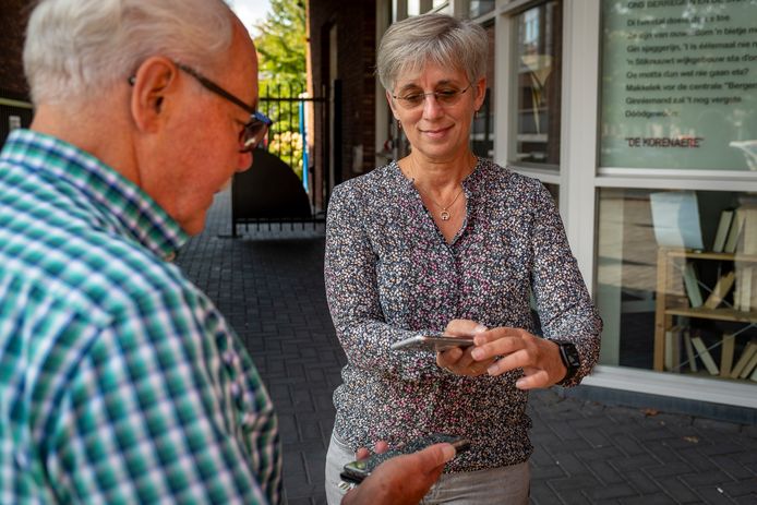 De coronapas gaat zaterdag in. Dat betekent je vaccinatiebewijs laten scannen op je mobiel. Hoe werkt dat? Bij wijkhuis de Korenaere in Bergen op Zoom laat medewerker Angela Wolthof zien hoe dat gaat.