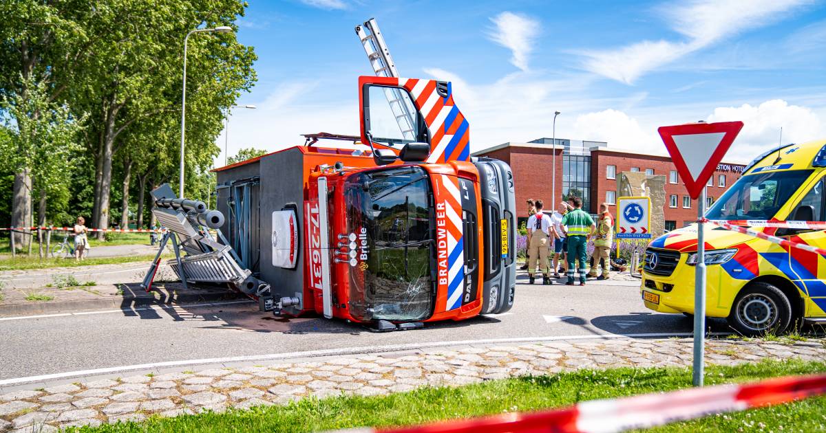 Gewonde naar ziekenhuis na gekantelde brandweerwagen op rotonde - AD.nl.