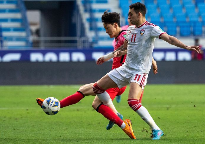 Caio Canedo namens de Verenigde Arabische Emiraten in duel met Lee Jae-Sung van Zuid-Korea.