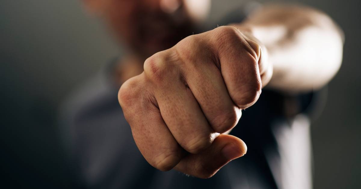 Zó LAF en walgelijk... Man krijgt 'zonder aanleiding' klappen en schoppen in gezicht op Parade in Den Bosch | 112 |