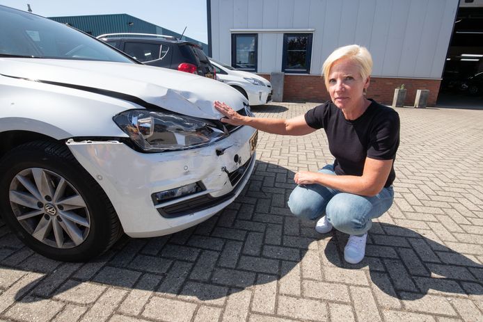 Trees de Boer (57) bij haar Volkswagen Golf die ze zwaar beschadigd terugkreeg van valetparkingbedrijf Topvalet Service BV.