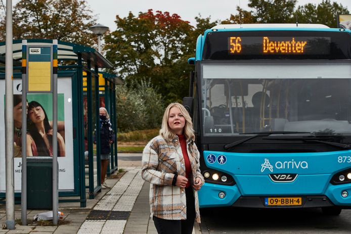 Met de bus naar Deventer is straks niet meer mogelijk vanuit Borculo. Amber Veldhuis (20) wilde daar een stokje voor steken.