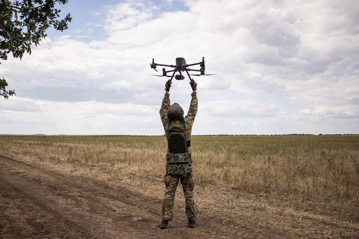 Een Oekraïense militair lanceert een drone nabij het front in Cherson.  Beeld NYT