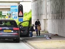 Wie stak meermaals in op man onder viaduct van de A16?