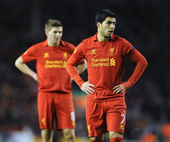 Luis Suarez met achter hem Steven Gerrard.