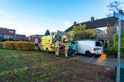 Man valt van metershoge steiger in Nijkerk: met onbekende verwondingen naar het ziekenhuis