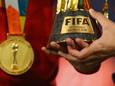De trofee in handen van een speelster van het Spaanse team, de winnaar van het laatste wereldkampioenschap voetbal voor vrouwen, dat vorig jaar in Australië en Nieuw-Zeeland gehouden werd.