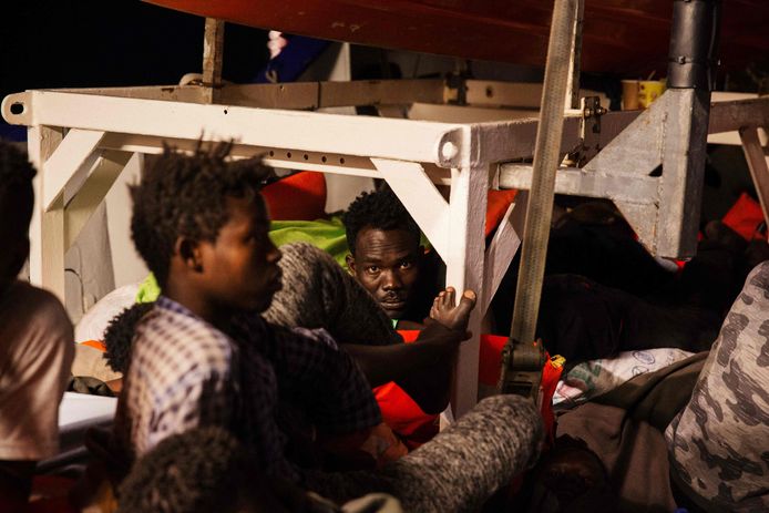 Migranten aan boord van de Lifeline.