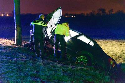 Bestuurder ernstig gewond als hij tegen boom rijdt in Achtmaal