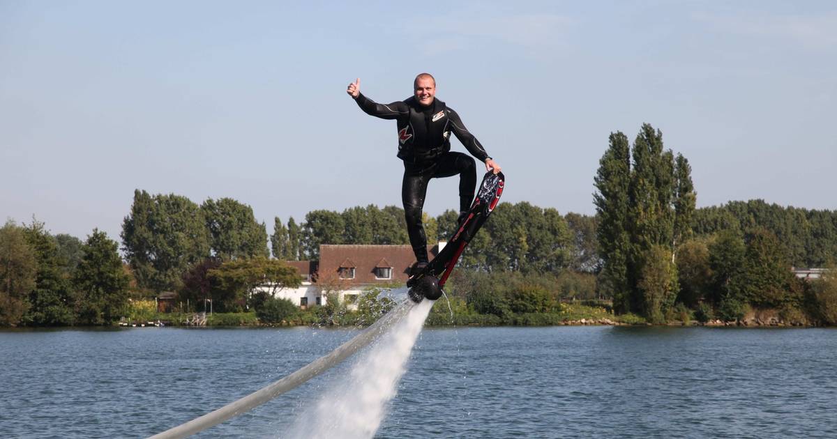 Hoverboard zoeft over water Kortrijk hln.be