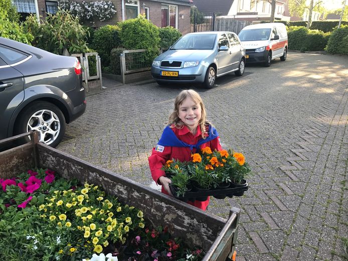 Op 5, 6 en 7 mei gaan scouts in Mijdrecht langs de deuren met een aanhanger vol plantjes.