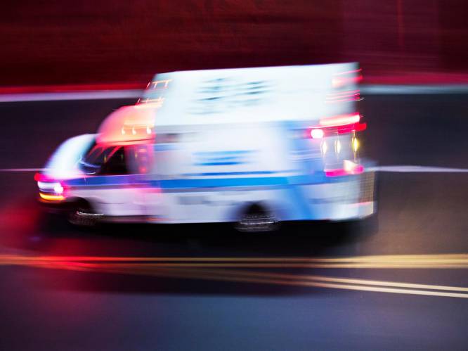 Man springt uit rijdende ambulance en wordt dodelijk aangereden