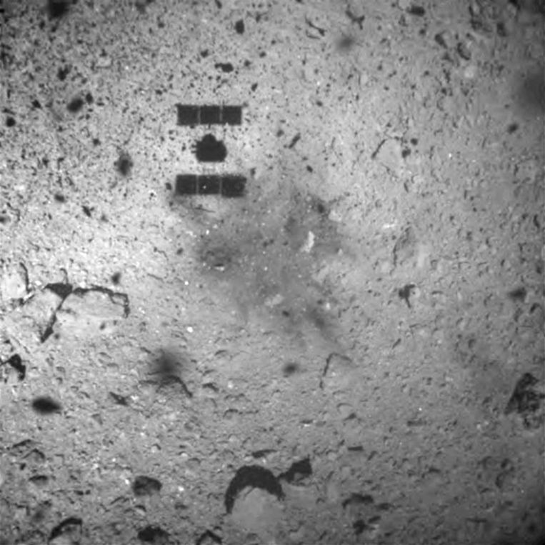 De schaduw van de 'Hayabusa 2' toont hoe de ruimtesonde landt op de Ryugu-asteroïde.