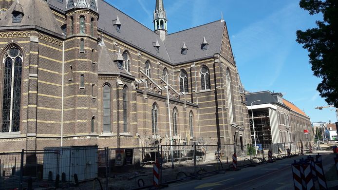 De verbouwing van de Paterskerk en complex Mariënhage in Eindhoven tot DomusDELA vordert gestaag. De nieuwbouw, uitgevoerd in wit materiaal en glas, is al goed te zien, zoals hier aan de Kanaalstraat.