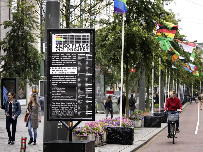 Het Zero Flags Project op het Rokin. Vanwege de coronamaatregelen vindt het 25-jarige jubileum van het grote lhbti-evenement in aangepaste vorm plaats.