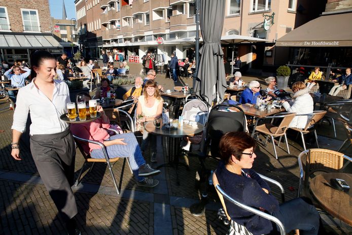 Archiefbeeld: Drukte op het terras van De Hoofdwacht in de Gorucmse binnenstad. Ondernemers verwachten maandag een toeloop voor de spaarzame plekjes, want er zullen aanzienlijk minder stoelen staan.