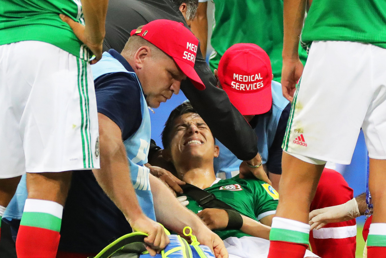Carlos Salcedo wordt van het veld gedragen in de wedstrijd tegen Nieuw-Zeeland