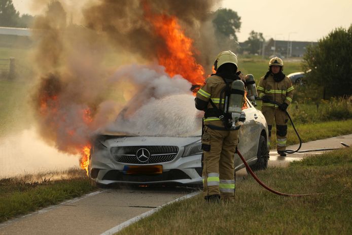 Mercedes vliegt in brand tijdens het rijden in Lithoijen