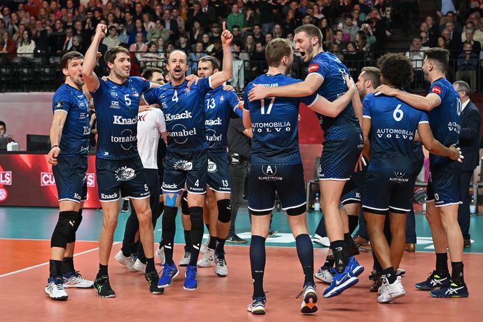 Stijn D'Hulst (4) viert de bekerwinst met zijn ploegmaats. De spelverdeler van Roeselare werd uitgeroepen tot man van de match.