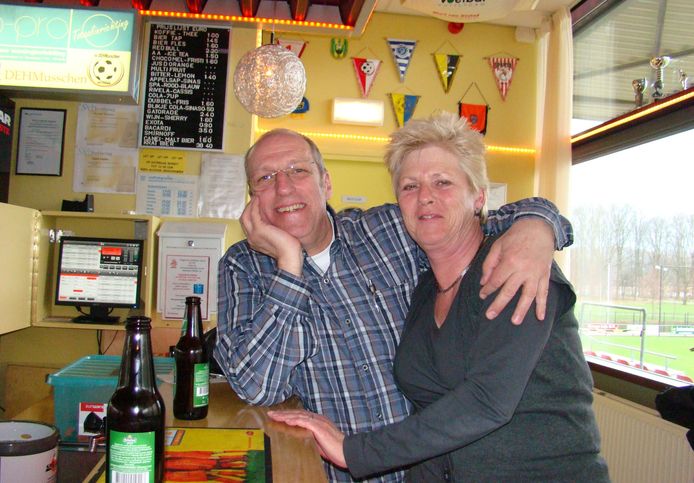 Samen met Han aan de bar van de voetbalclub. Hetty deed vanaf de jaren 80 veel vrijwilligerswerk voor sv Charlois.