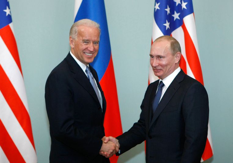Joe Biden en Vladimir Poetin schudden elkaar de hand in 2011. Martin Wolf: 'Ik verwacht dat je op vlak van de relaties met Rusland samenwerking zal zien tussen de Democraten en Republikeinen in de Senaat. Het Amerikaanse Rusland-beleid van de voorbije vier jaar was uniek door de persoonlijkheid van Trump zelf. De meeste Republikeinen staan vijandig tegenover Rusland.' Beeld AP