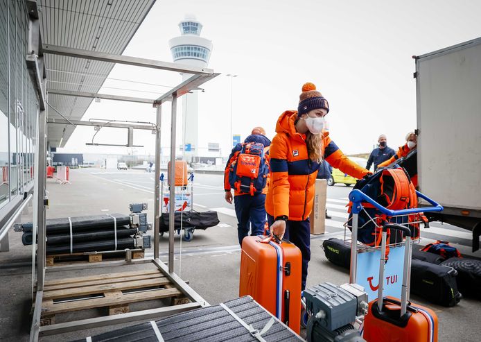 Olympiers met hun koffers bij de vertrekhal voorafgaand aan de vlucht naar de Chinese hoofdstad Peking.